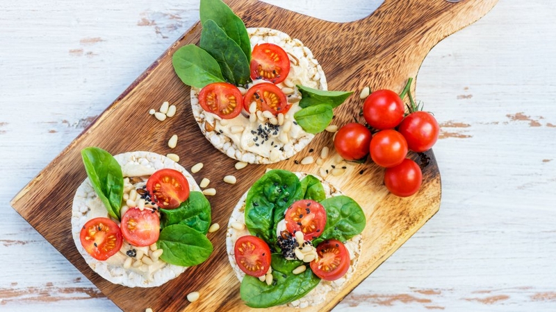 Bánh yến mạch gạo lứt mang lại nhiều lợi ích sức khoẻ, thích hợp cho người ăn kiêng