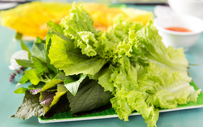 Ăn thêm nhiều rau khi ăn bánh hỏi gạo lứt để hạn chế tăng cân