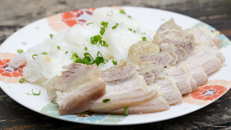 Hàm lượng calo trong món bánh hỏi còn phụ thuộc vào các món ăn kèm