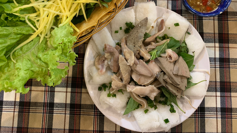 Bánh hỏi có thể kết hợp với nhiều thức ăn kèm khác, tạo nên món ăn hấp dẫn