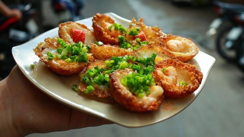 Nhiều tín đồ ăn vặt muốn biết&nbsp;bánh khọt bao nhiêu calo