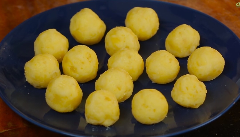 Nhân đậu xanh của bánh khúc gạo lứt đen thích hợp với người giảm cân