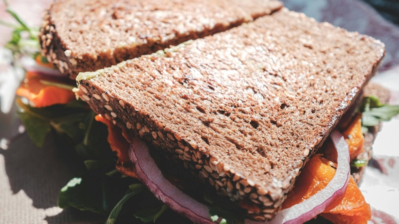 Bánh mì Ezekiel được làm từ ngũ cốc hữu cơ nguyên hạt đã nảy mầm