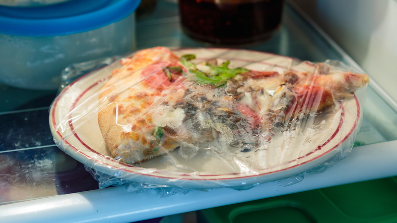 Pizza nên được cất trong hộp riêng sạch sẽ và bảo quản ở ngăn mát tủ lạnh