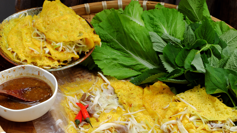 Rau sống là phần ăn kèm quen thuộc giúp bánh xèo cân bằng hơn về hương vị và dinh dưỡng