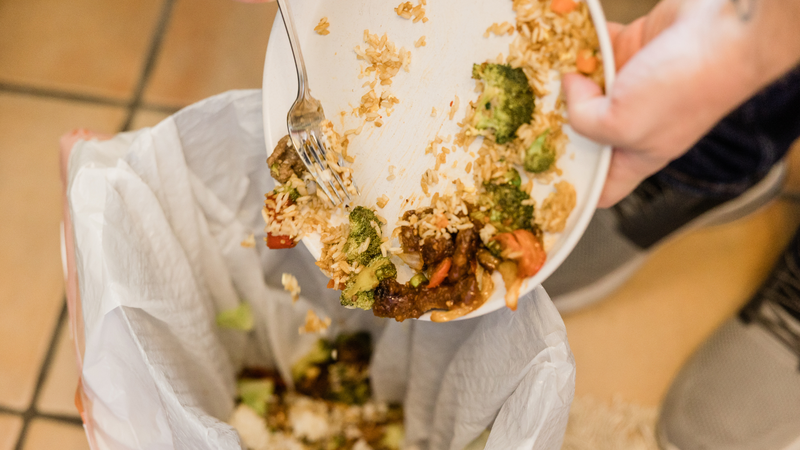 Tránh sử dụng thực phẩm có dấu hiệu ôi thiu để phòng ngừa nguy cơ ngộ độc thực phẩm