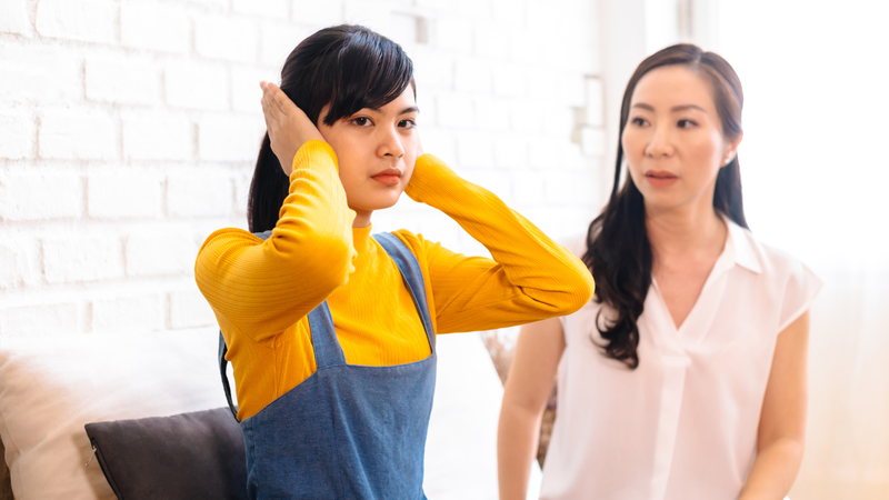 Lắng nghe chân thành là bước quan trọng giúp giảm hiểu lầm và tăng sự đồng cảm trong giao tiếp