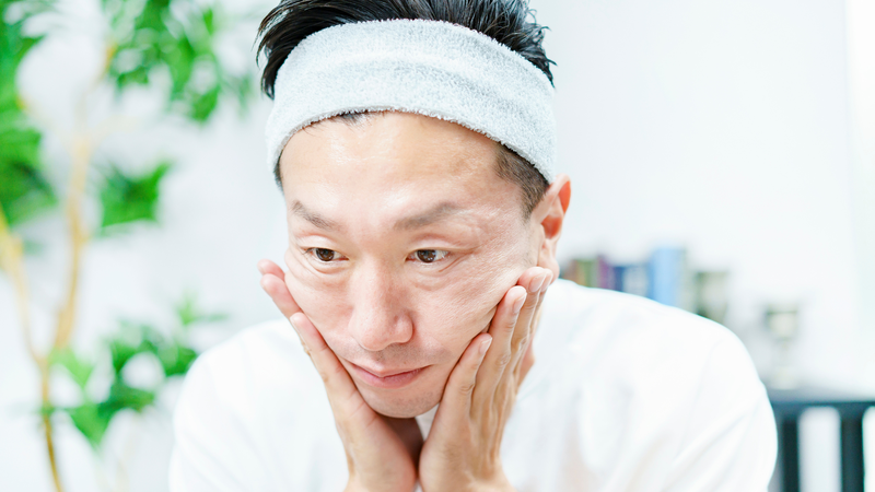 Sau khi cạo râu, nên rửa mặt bằng nước mát để làm dịu da, sau đó thoa kem dưỡng ẩm