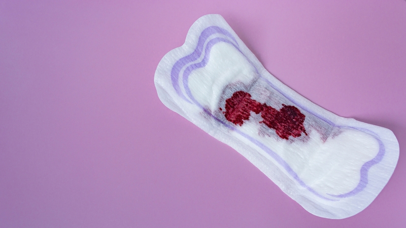 Ra máu âm đạo bất thường là một triệu chứng phổ biến của thai trứng