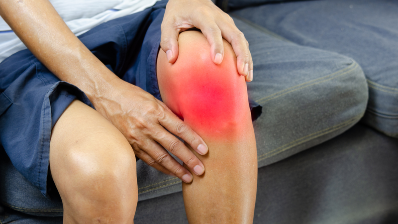 Tràn dịch khớp gối có thể gây sưng, đau, căng tức và hạn chế vận động
