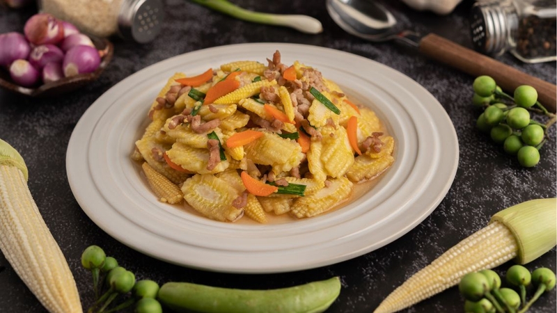 Từ bắp non, bạn có thể chế biến nhiều món ngon cho gia đình