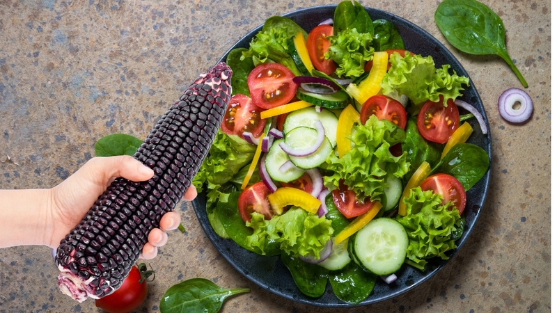 Bắp tím sống có thể kết hợp với salad để tăng giá trị dinh dưỡng