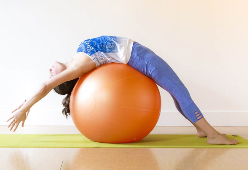 Tư thế nằm giãn cơ với bóng cao su là bài tập giúp giãn cơ lưng hiệu quả