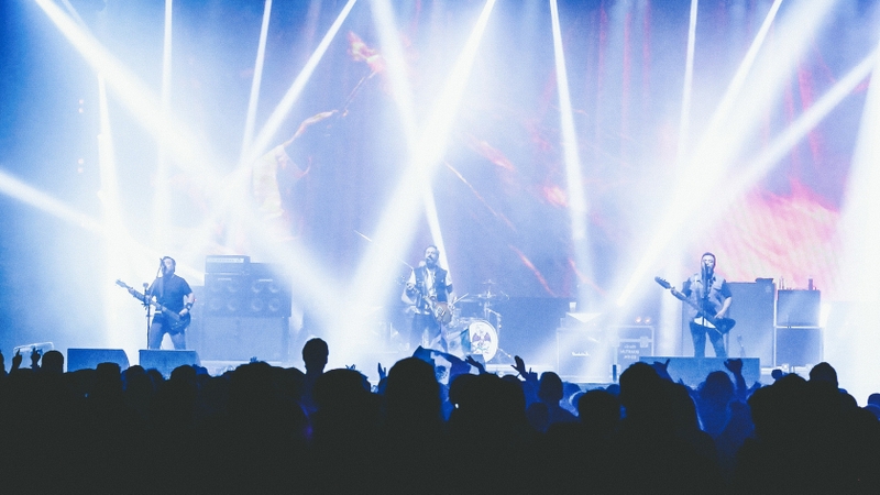 Tránh tiếp xúc với âm thanh lớn là một trong những cách chữa ù tai