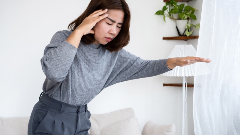 Nên đi khám nếu tình trạng ù tai kèm chóng mặt, mất thăng bằng