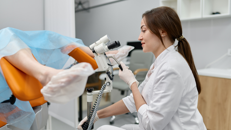 Khám và đánh giá sức khỏe phụ khoa tránh nguy cơ vi khuẩn theo vòng xâm nhập sâu