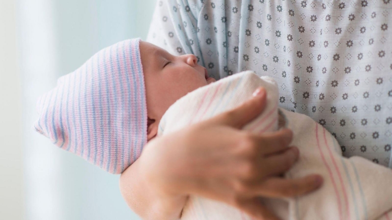 Bật mí cách bế trẻ sơ sinh theo từng tháng đúng kỹ thuật 1