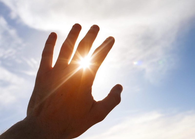 Bật mí lợi ích của ánh nắng mặt trời và cách tắm nắng hiệu quả, an toàn 1