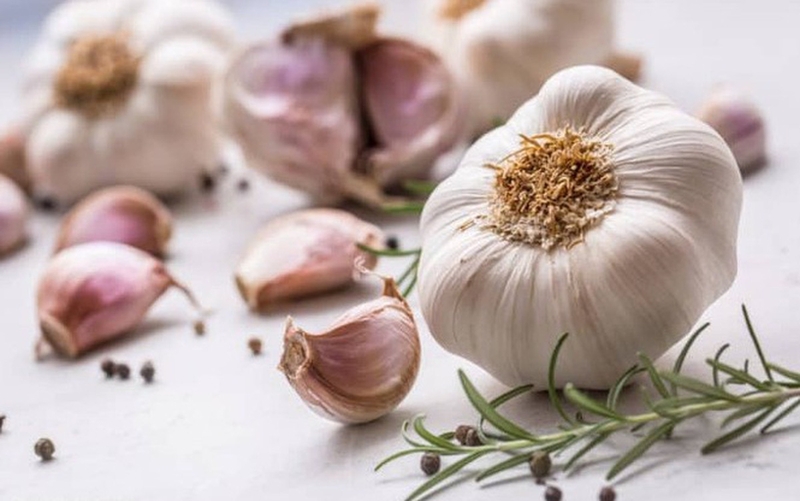 Bật mí mẹo trị đồi mồi bằng tỏi không thể bỏ qua