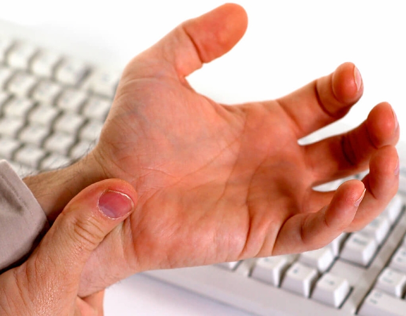 Bật mí nguyên nhân phổ biến gây co giật tay và chứng run ngón tay cái 1