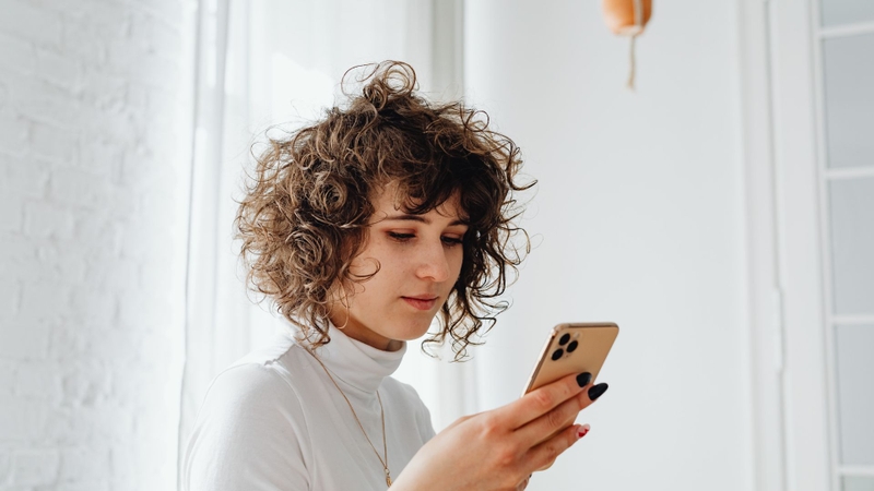Thường xuyên xem điện thoại với tâm trạng lo lắng là dấu hiệu nhận biết bắt nạt qua mạng