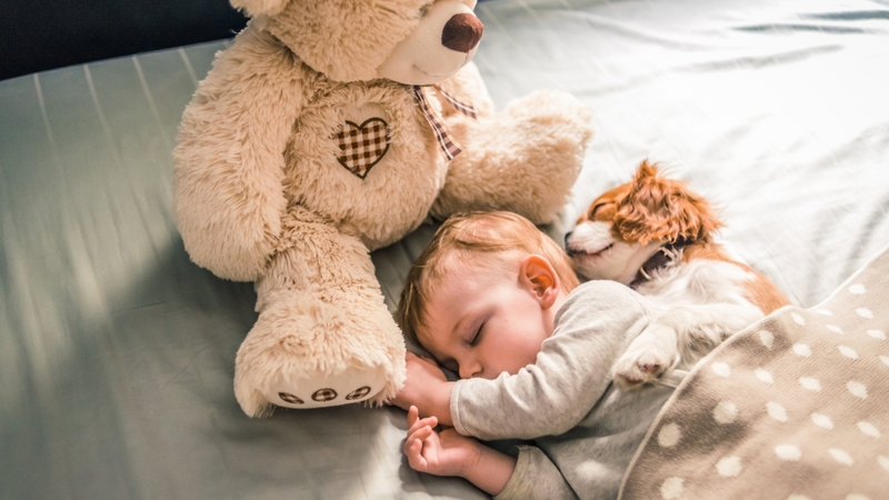 Dáng đi, tư thế và khả năng phối hợp vận động cần được theo dõi theo độ tuổi
