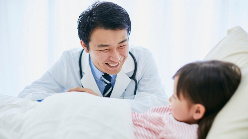 Bác sĩ đánh giá trương lực cơ, dáng đi và các mốc phát triển của trẻ