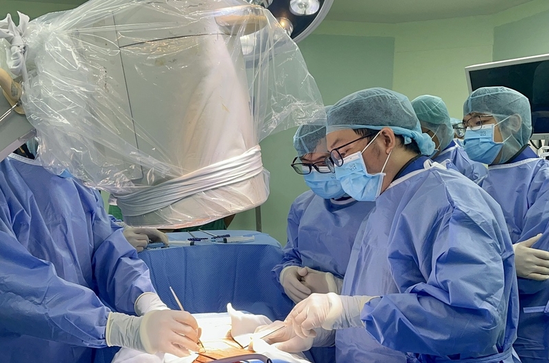 Bắt vít cột sống qua ống nong là thế nào? Quy trình thực hiện kỹ thuật ra sao? 1