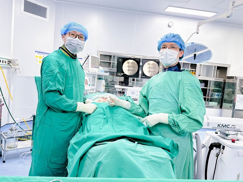 Bắt vít cột sống qua ống nong là thế nào? Quy trình thực hiện kỹ thuật ra sao? 3