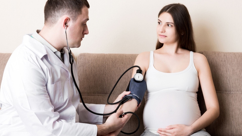 Nước dừa có thể làm hạ huyết áp tạm thời, không phù hợp với mẹ bầu bị huyết áp thấp vì dễ gây chóng mặt và mệt mỏi