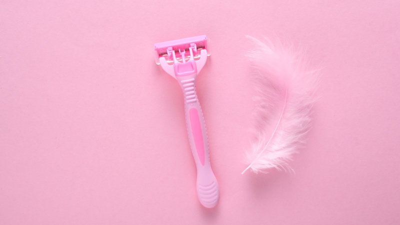 Cạo lông bằng dao cạo sạch là lựa chọn an toàn và phổ biến cho mẹ bầu