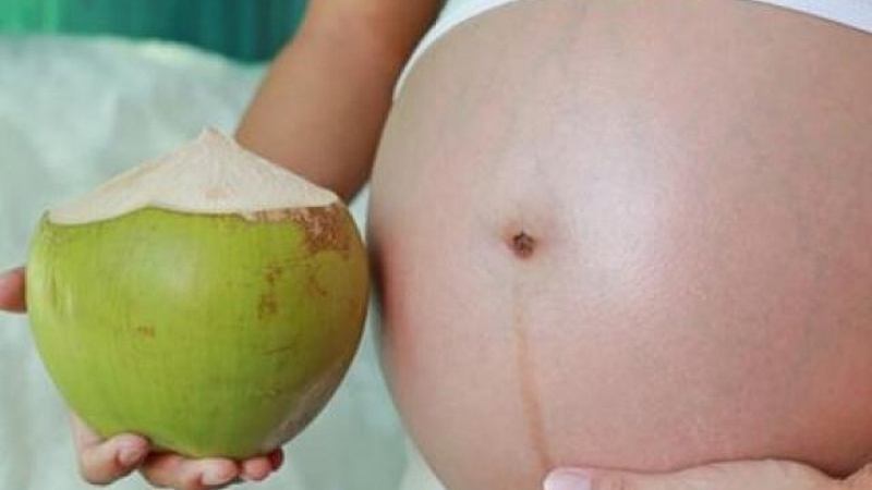 Bầu 3 tháng đầu uống nước dừa được không? Không nên uống nước dừa trong trường hợp nào? 2