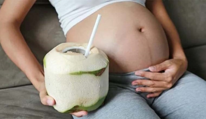 Bầu 3 tháng đầu uống nước dừa được không? Không nên uống nước dừa trong trường hợp nào? 3