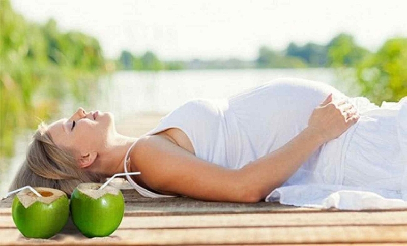 Bầu 3 tháng đầu uống nước dừa được không? Không nên uống nước dừa trong trường hợp nào? 4