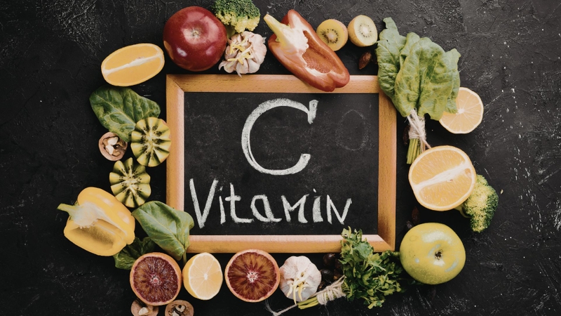 Vitamin C trong chanh giúp tăng cường miễn dịch và hỗ trợ cơ thể chống lại vi khuẩn, virus