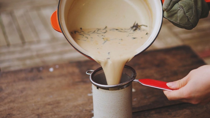 Bà bầu có thể tự làm trà sữa tại nhà với các nguyên liệu lành mạnh