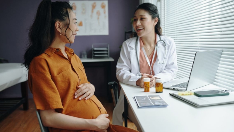 Phụ nữ mang thai 7 tháng khi dùng bất cứ loại kháng sinh nào cũng cần tham khảo tư vấn của bác sĩ