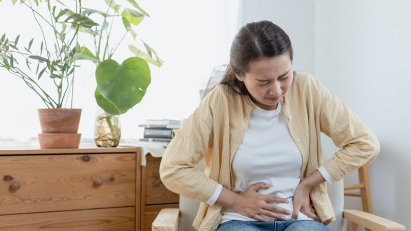 Mẹ bầu có nguy cơ bị táo bón nếu không uống đủ nước và ăn cà na