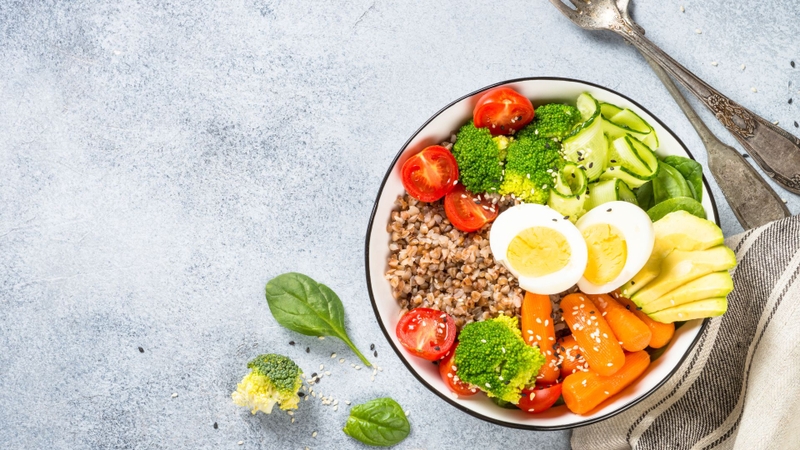 Mẹ bầu cần kết hợp chế độ ăn cân bằng các dưỡng chất thay vì chỉ ăn cà na