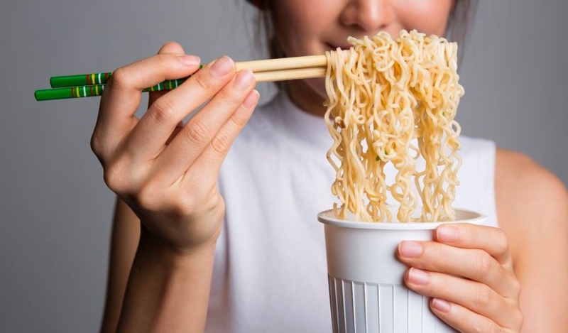 Có bầu ăn mì tôm được không