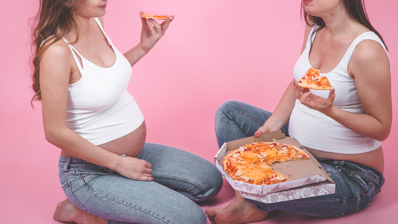 Khi ăn pizza, mẹ bầu nên ưu tiên các loại được nướng kỹ