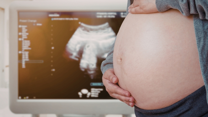 Thai nhi càng lớn khiến tử cung mở rộng điều này tạo áp lực lên dạ dày và các cơ quan tiêu hóa của mẹ