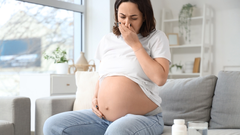 Sự khó chịu ở dạ dày có thể khiến mẹ bầu mất cảm giác ngon miệng và dễ buồn nôn