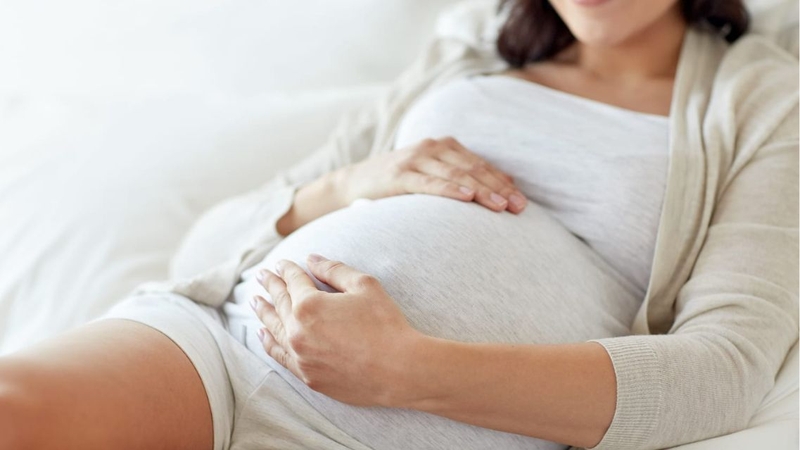 Mẹ bầu nên đi khám nếu xuất hiện ngứa rát, khí hư bất thường hoặc đau vùng kín