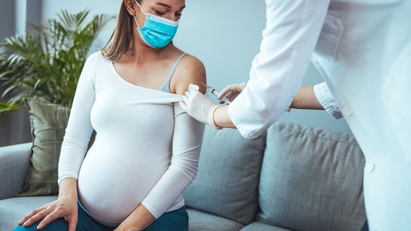 Tiêm vắc xin cúm giúp mẹ bầu chủ động phòng ngừa cúm trong thai kỳ