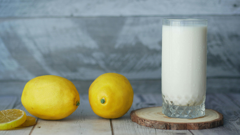 Bổ sung thực phẩm giàu vitamin C để tăng khả năng hấp thu canxi từ sữa