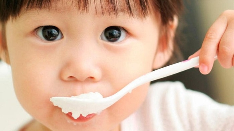 Bé 15 tháng ăn cơm được chưa? Hướng dẫn dinh dưỡng đầy đủ cho bé 1