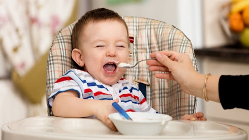 Bé 15 tháng ăn cơm được chưa? Hướng dẫn dinh dưỡng đầy đủ cho bé 2