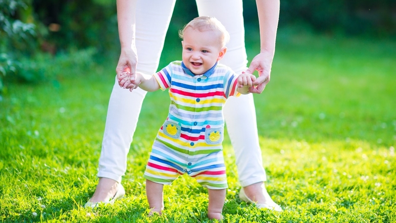 Bé 18 tháng đi chân vòng kiềng do đâu? Khắc phục bằng cách nào? 1