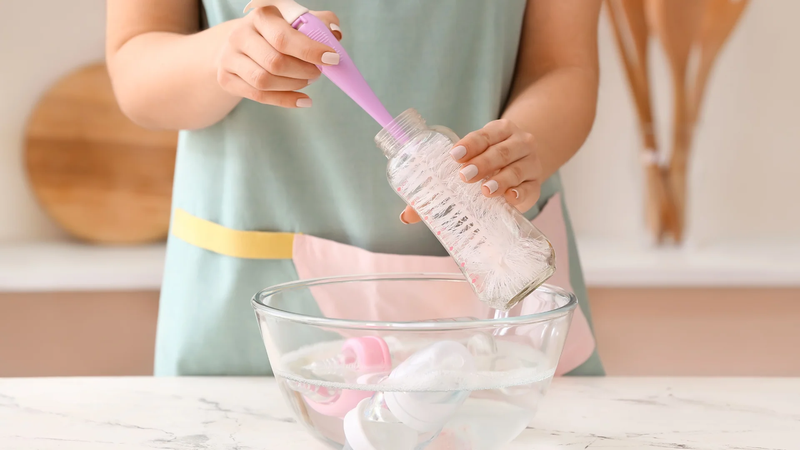 Vệ sinh đồ dùng của trẻ thường xuyên giúp bảo vệ hệ tiêu hóa non nớt của con